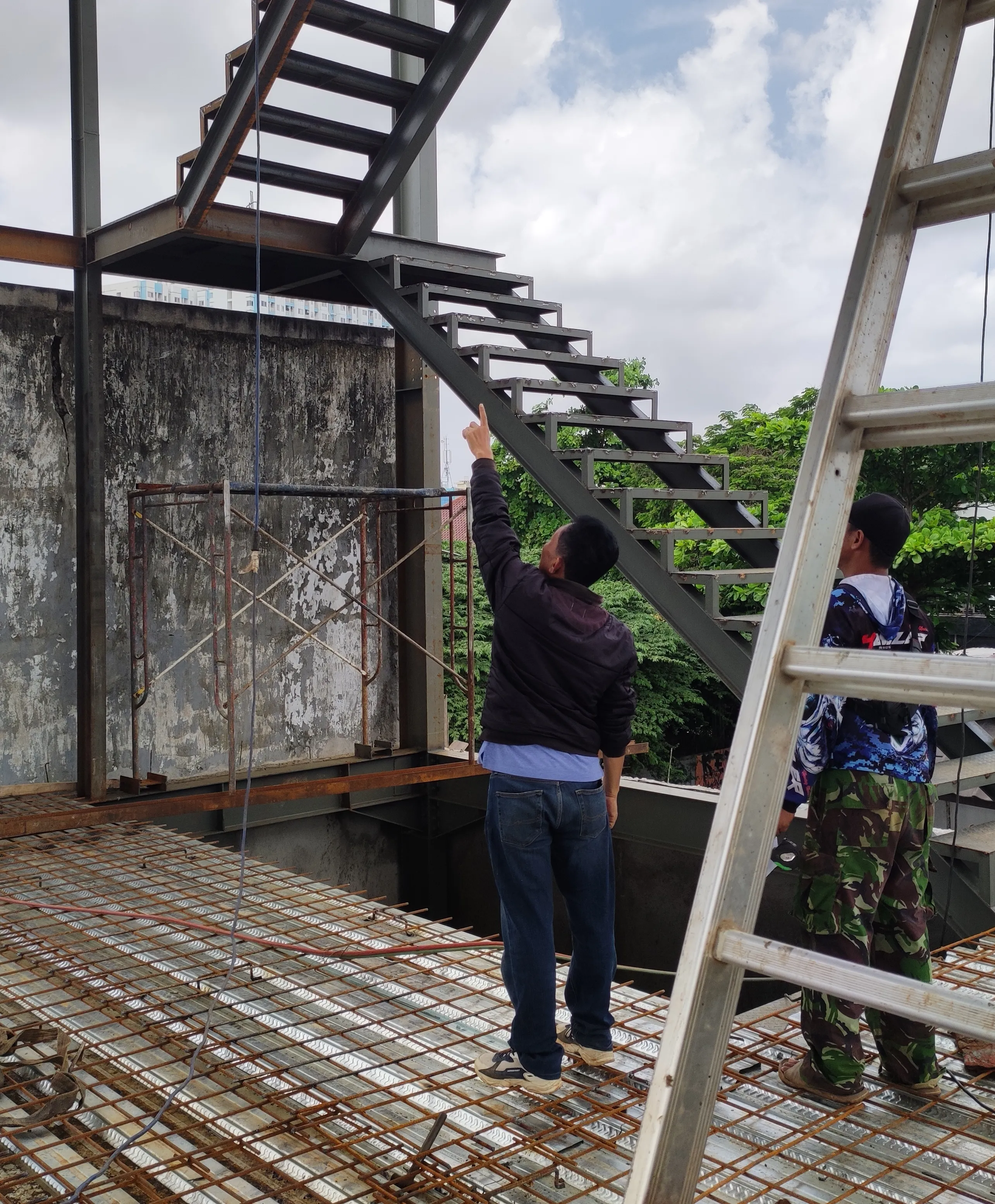 Tim profesional Jangala Steel Construction - Ahli konstruksi baja berpengalaman